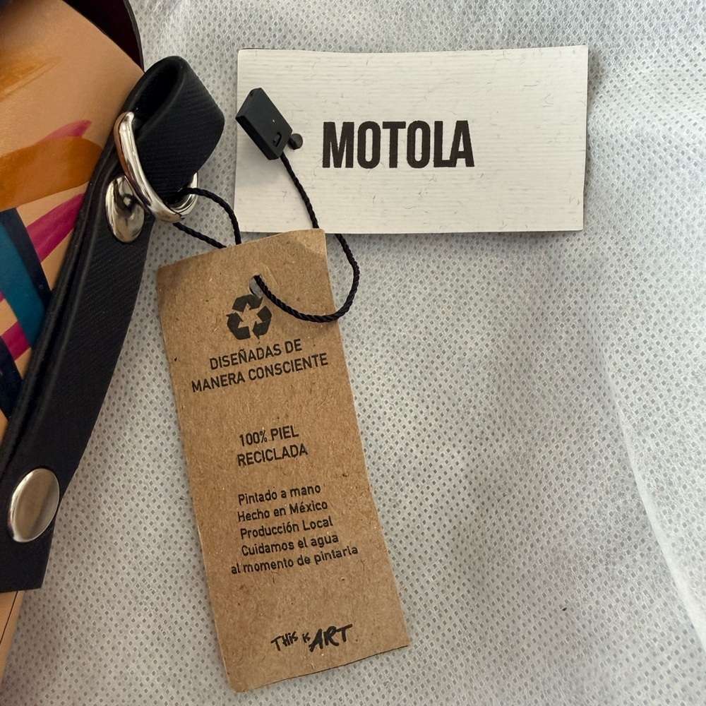Hand painted crossbody
Recycled leather - Picture 8 of 9